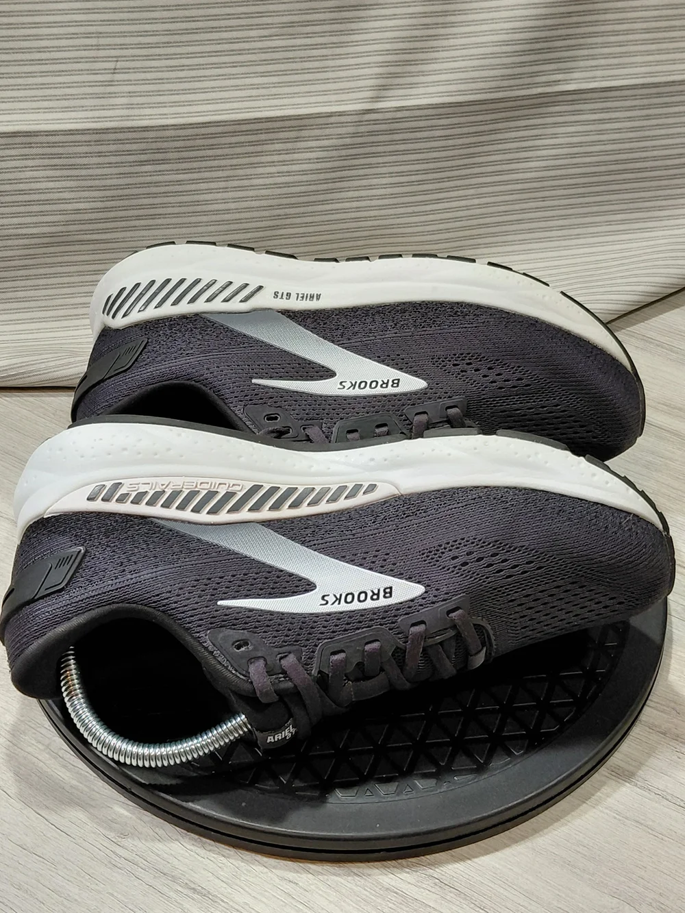 Brooks Womens Ariel GTS 24 Running Shoes in Charcoal/White SIZE 8.5 D WIDE FIT